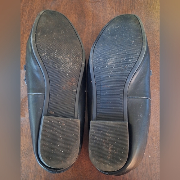 Steve Madden Chic Black Loafers with Gold Accent - Picture 4 of 4